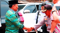 Menteri Koordinator Politik, Hukum, dan Keamanan (Menko Polhukam) Wiranto saat bersalaman dengan Kapolsek Menes Kompol Daryanto. (Foto: Istimewa)