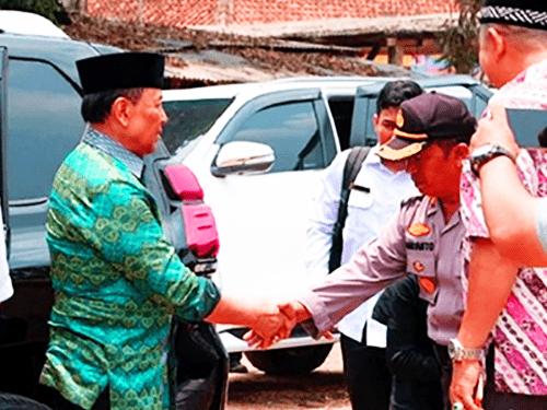 Menteri Koordinator Politik, Hukum, dan Keamanan (Menko Polhukam) Wiranto saat bersalaman dengan Kapolsek Menes Kompol Daryanto. (Foto: Istimewa)